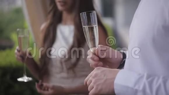 年轻的姜男打开香槟女朋友笑了视频的预览图