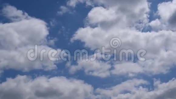 白色和灰色的云在蓝天上移动视频的预览图