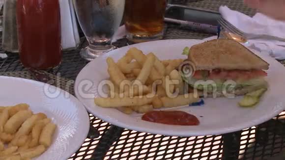 三明治和炸薯条在小酒馆4分之2视频的预览图