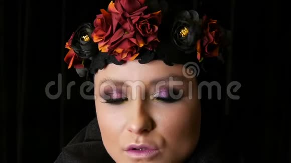 专业的女孩模特化妆漂亮戴着黑色的帽子头上戴着花环视频的预览图