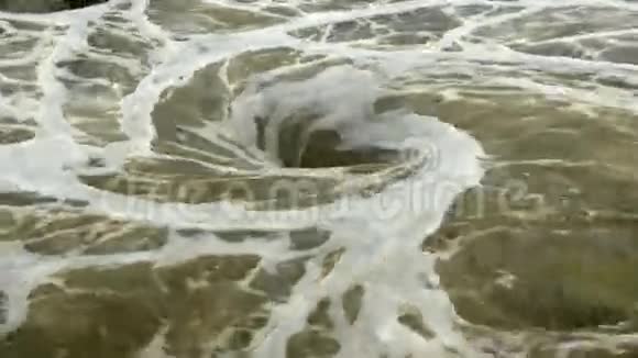 水中自然漩涡的景色视频的预览图