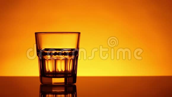 盛满威士忌的玻璃杯视频的预览图