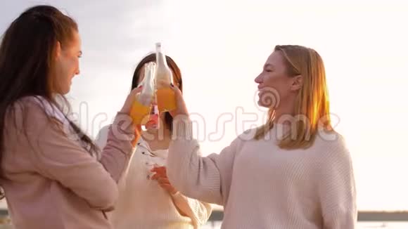 在海滩上品尝非酒精饮料的年轻女性视频的预览图