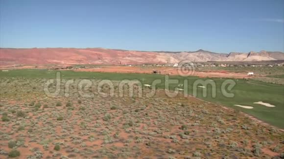 沙漠高尔夫球场的空中射击视频的预览图