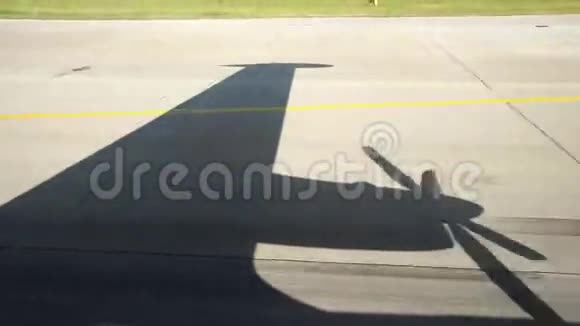 跑道条状商用飞机上的阴影从窗口看视频的预览图