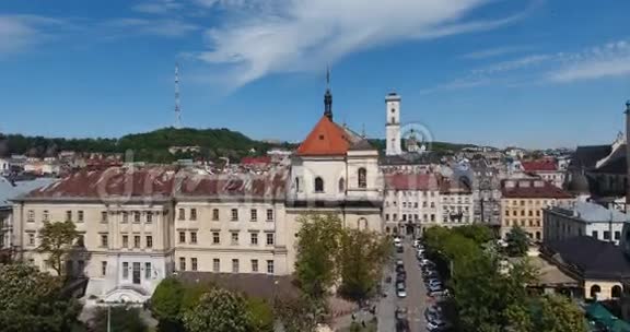 空中乌克兰利沃夫中央大厅和塔楼景观视频的预览图