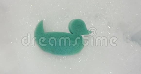 浴室橡皮小鸭在水中漂浮有复制空间视频的预览图