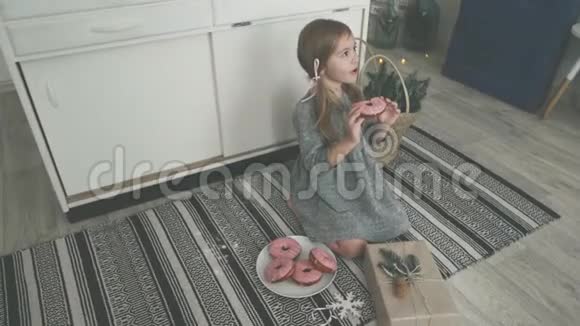 小女孩做面团在厨房烤饼干视频的预览图