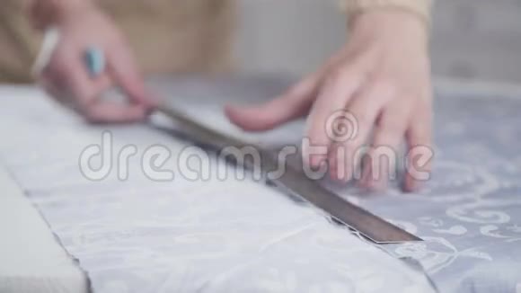 女裁缝的双手特写织物涂层切割线视频的预览图