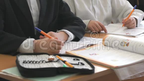 两个学生用圆珠笔写作业本视频的预览图