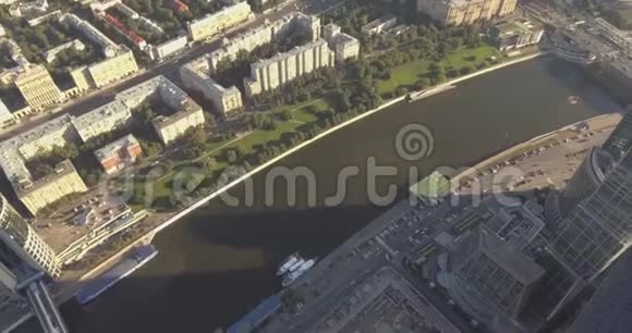 莫斯科市商务中心摩天大楼莫斯科购物中心航拍玻璃摩天大楼在视频的预览图