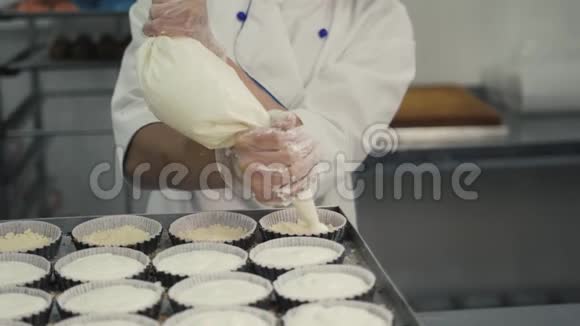 女厨师用橡胶手套做饭准备香草蛋糕混合面团用于烘焙蛋糕年轻的面包师视频的预览图