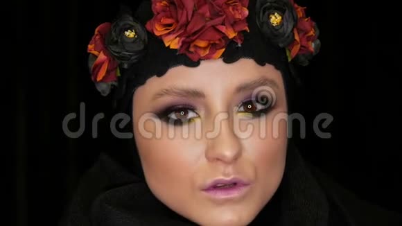 专业的女孩模特化妆漂亮戴着黑色的帽子头上戴着花环视频的预览图
