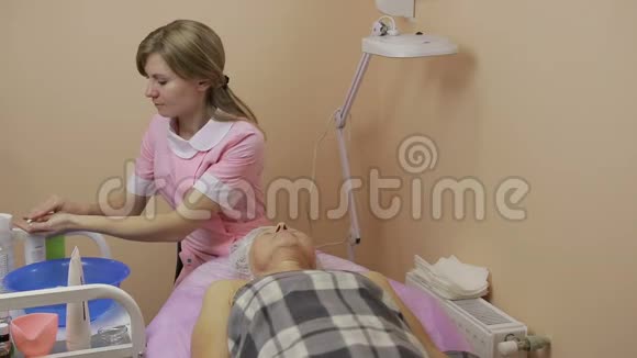 老年妇女在美容水疗中心接受皮肤治疗视频的预览图