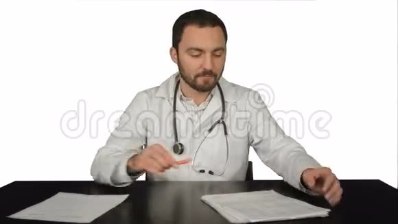 愤怒的医生摆着白色背景的桌子视频的预览图