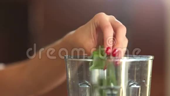 将菠菜和樱桃番茄放入搅拌机视频的预览图