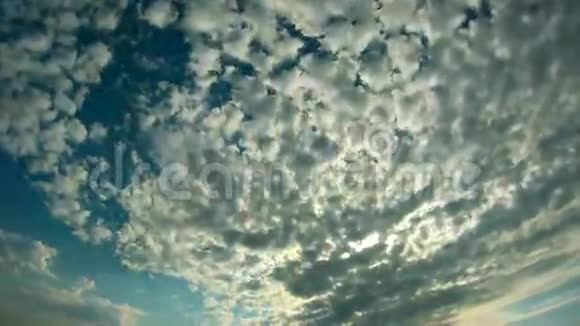 云在天空中移动太阳在云后闪闪发光视频的预览图