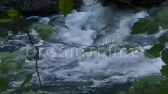 放松的溪流冲过岩石6分之5视频的预览图