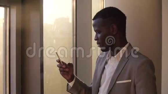 年轻的黑人男子在一个贫穷的社区拍了照片看着办公室里肮脏的窗户视频的预览图