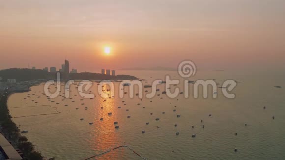 在Pattaya湾在象形日落时在阳光下观看船只和船只视频的预览图