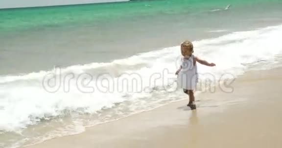 小女孩和她妈妈一起在海滩上奔跑视频的预览图