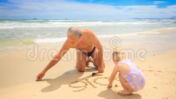 小金发姑娘爷爷在沙滩上冲浪视频的预览图