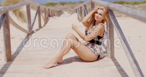 桑迪海滩上的金发模型视频的预览图