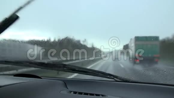 在潮湿的高速公路上行驶时汽车雨刷会集中注意力视频的预览图