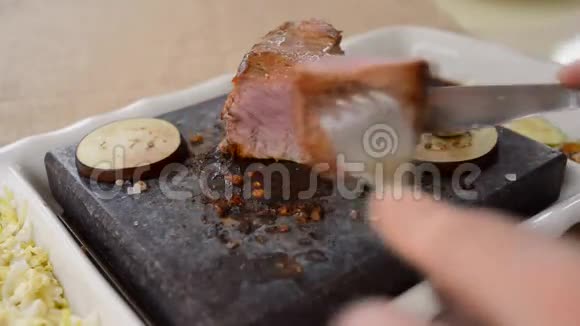 人在热石上吃蔬菜和肉视频的预览图