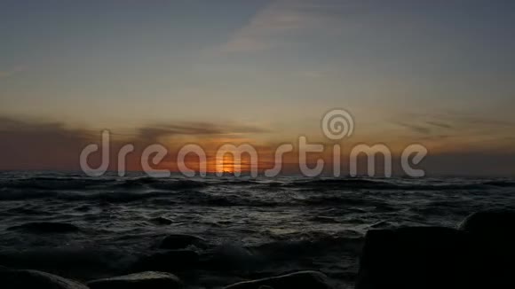 在五彩缤纷的日落中海浪视频的预览图