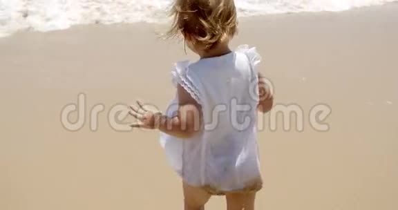 小女孩在浅水中划桨视频的预览图