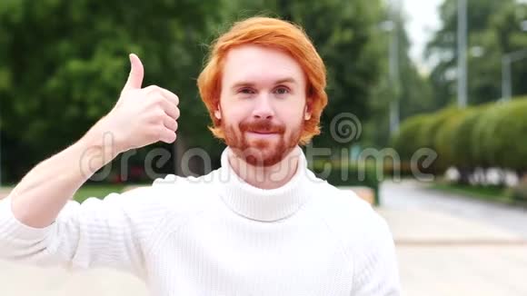带红色头发的男人竖起大拇指户外视频的预览图