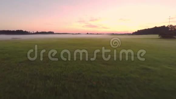 雾笼罩绿野黄昏傍晚空中镜头视频的预览图