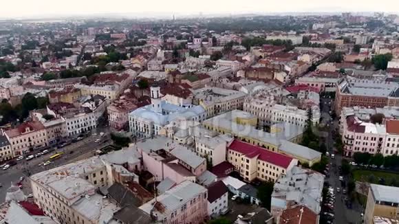 乌克兰Chernivtsi的空中超移视频切尔尼夫茨市政厅视频的预览图