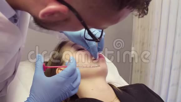 做隆唇手术的男医生视频的预览图
