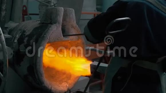 工程师检查铁的温度热钢燃烧的现代燃烧器带火的红色铁水视频的预览图