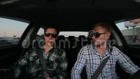 两个人开车开得很快戴着墨镜说话视频的预览图
