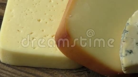 木桌上不同类型的奶酪视频的预览图
