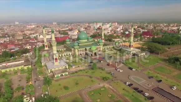 在印度尼西亚苏门答腊的佩坎巴鲁市安努尔大清真寺的鸟瞰图视频的预览图