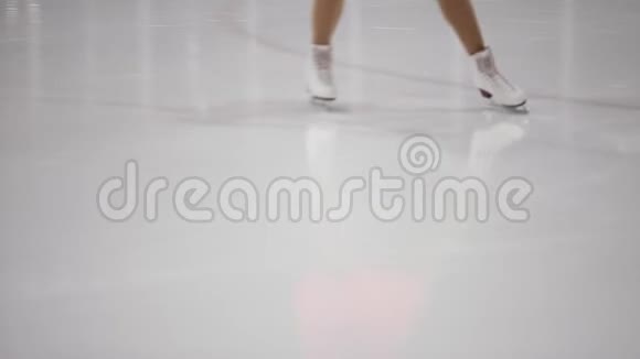 花样滑冰滑冰训练冰上滑脚特写视频的预览图