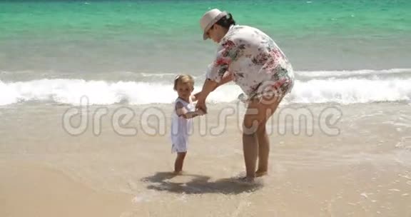 妈妈和女儿在夏天的海滩上聚会视频的预览图