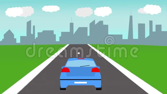 蓝色的汽车沿着一条高速公路行驶远处的摩天大楼与蓝天和云彩对抗视频的预览图