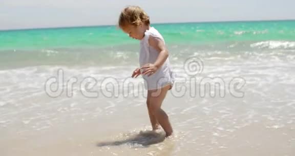 可爱的小女孩在冲浪视频的预览图