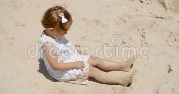 嘲笑小女孩在海滩上玩视频的预览图