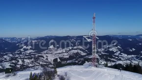 飞越通信塔山上积雪覆盖冬季景观视频的预览图