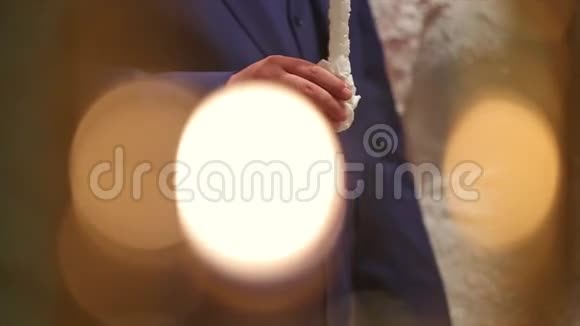 教堂举行新郎新娘烛光婚礼视频的预览图