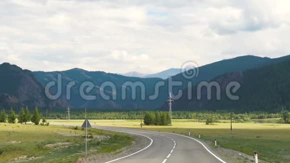从道路上俯瞰群山视频的预览图