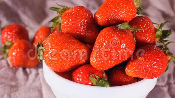 新鲜成熟多汁的草莓旋转红色草莓顺时针旋转视频的预览图