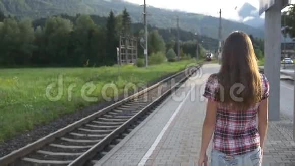 在火车站等火车的女人视频的预览图