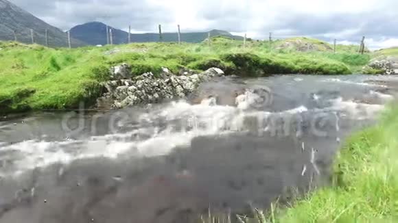 爱尔兰康奈马拉的河流和丘陵景观34视频的预览图